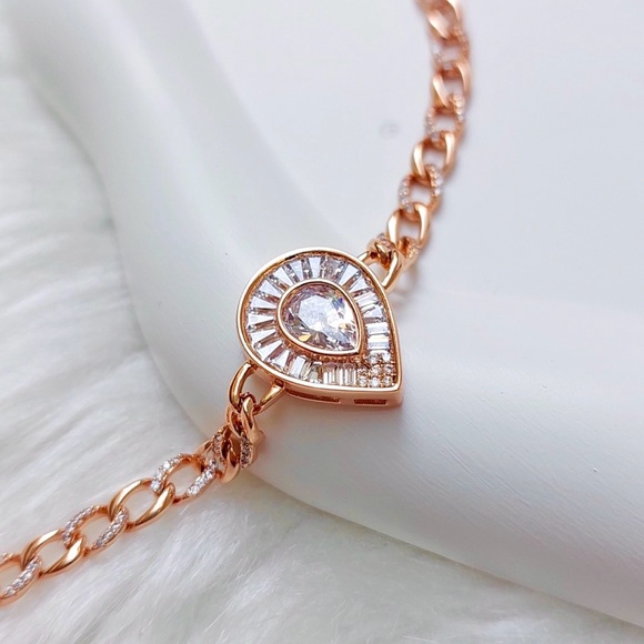 Last One! 🔥 Drop Bracelet | 18K Gold Plated Baguette Stone | Luxury Jewelry - Picture 2 of 13